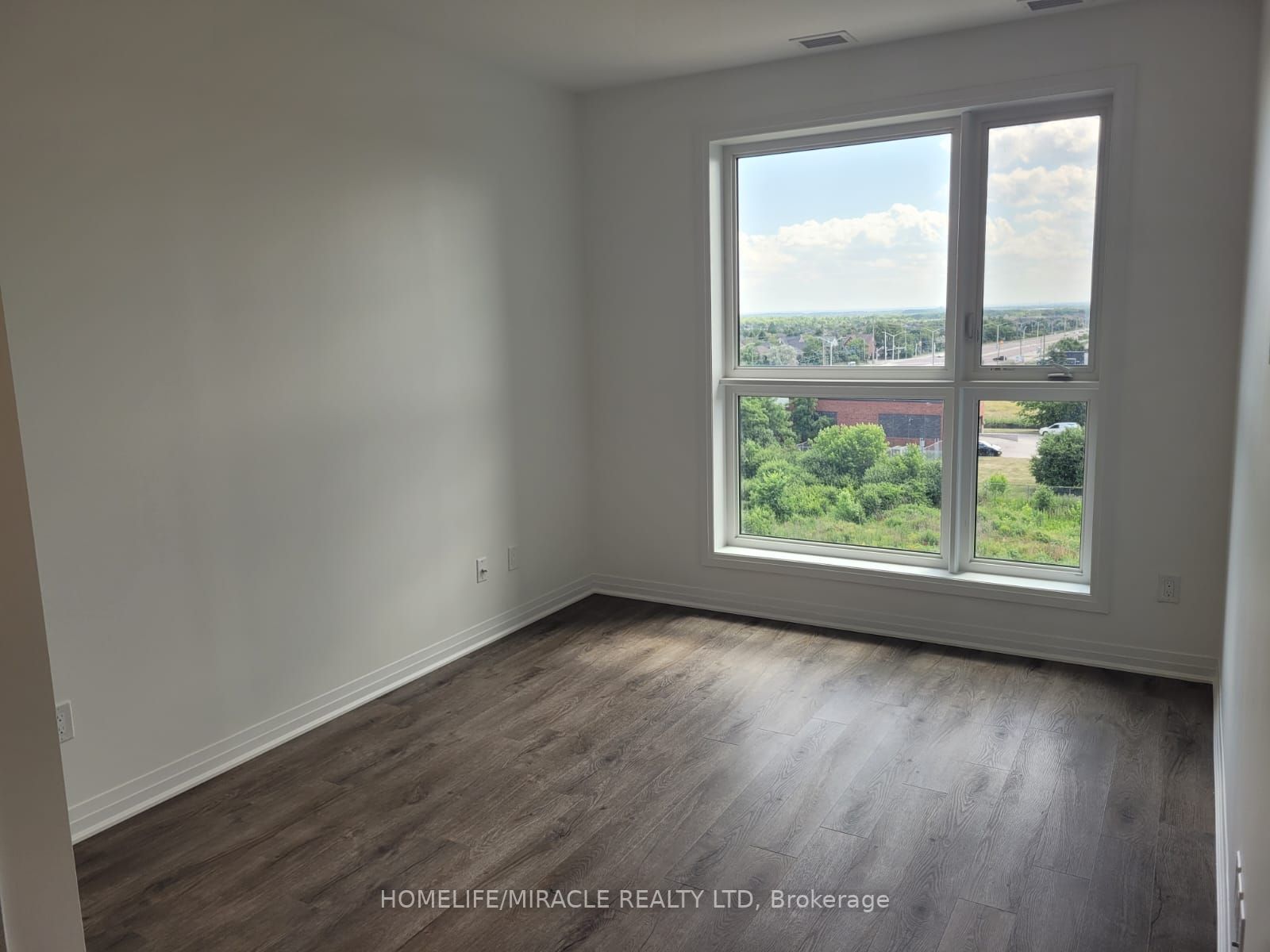 95 Dundas St W, #421
