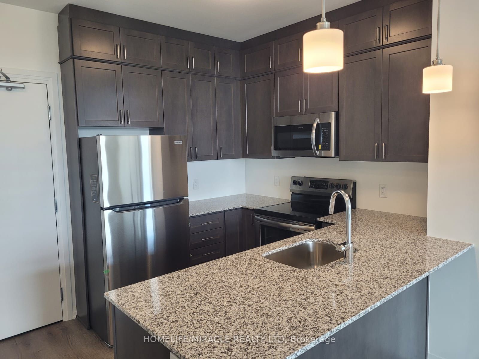 95 Dundas St W, #421