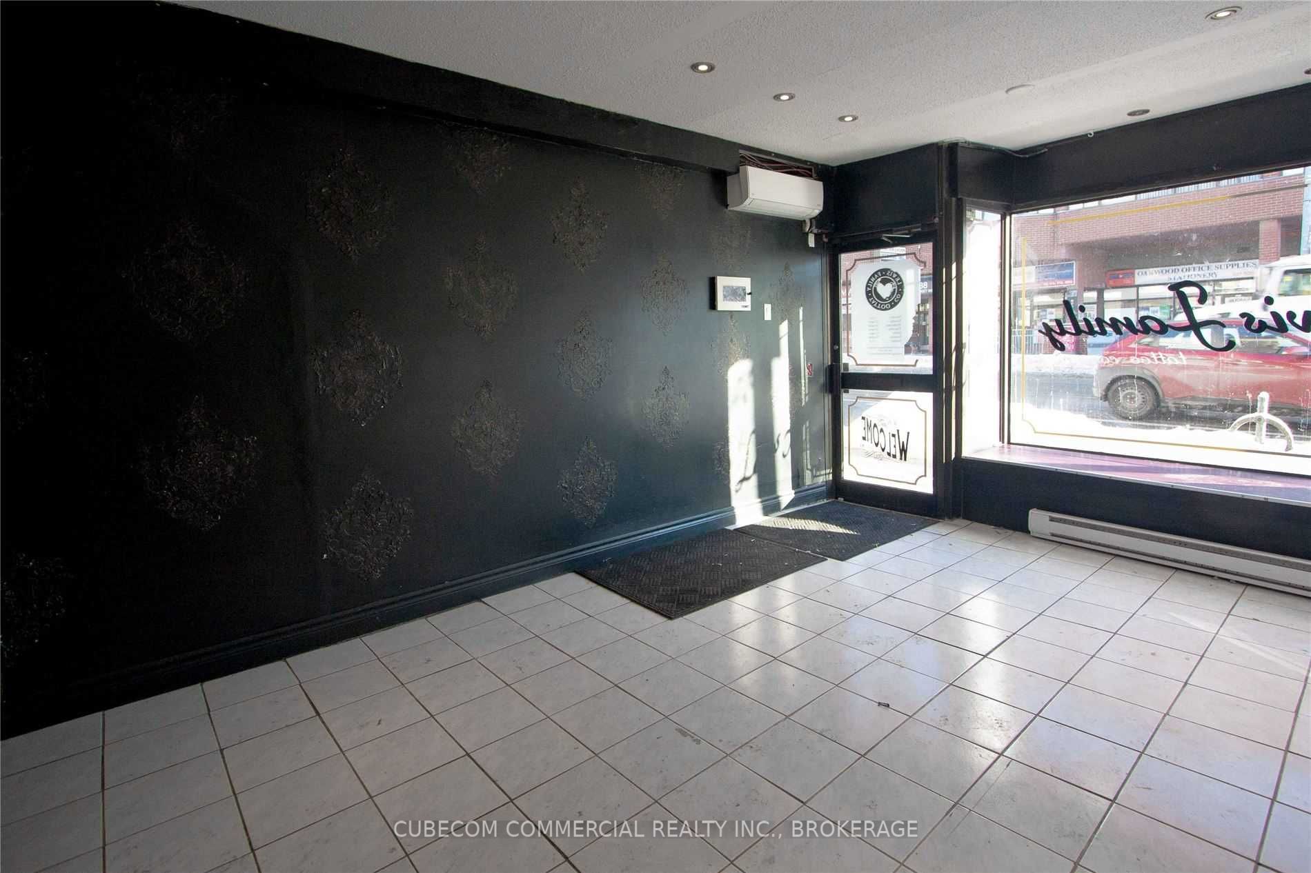2235 Dundas St W