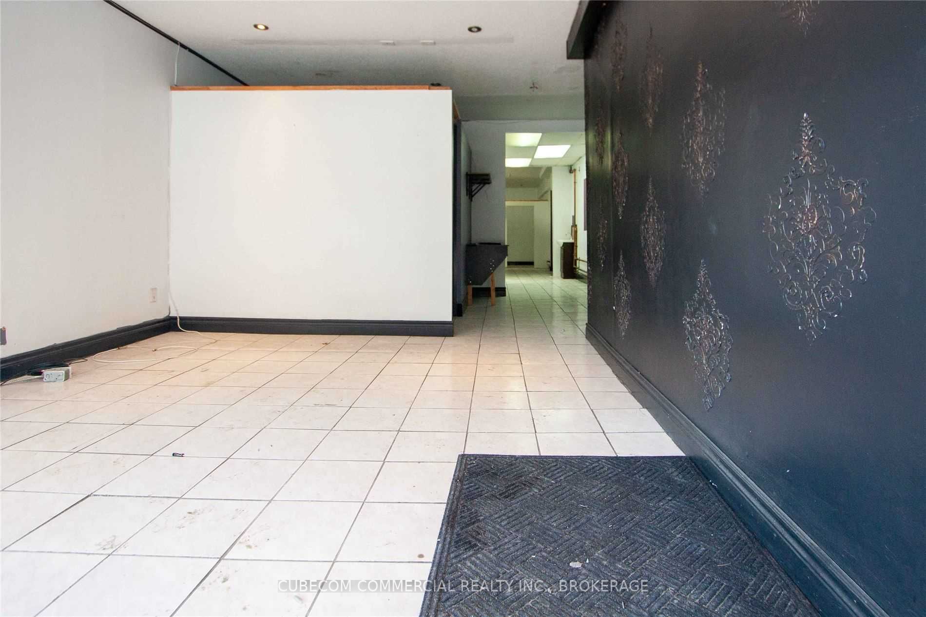 2235 Dundas St W