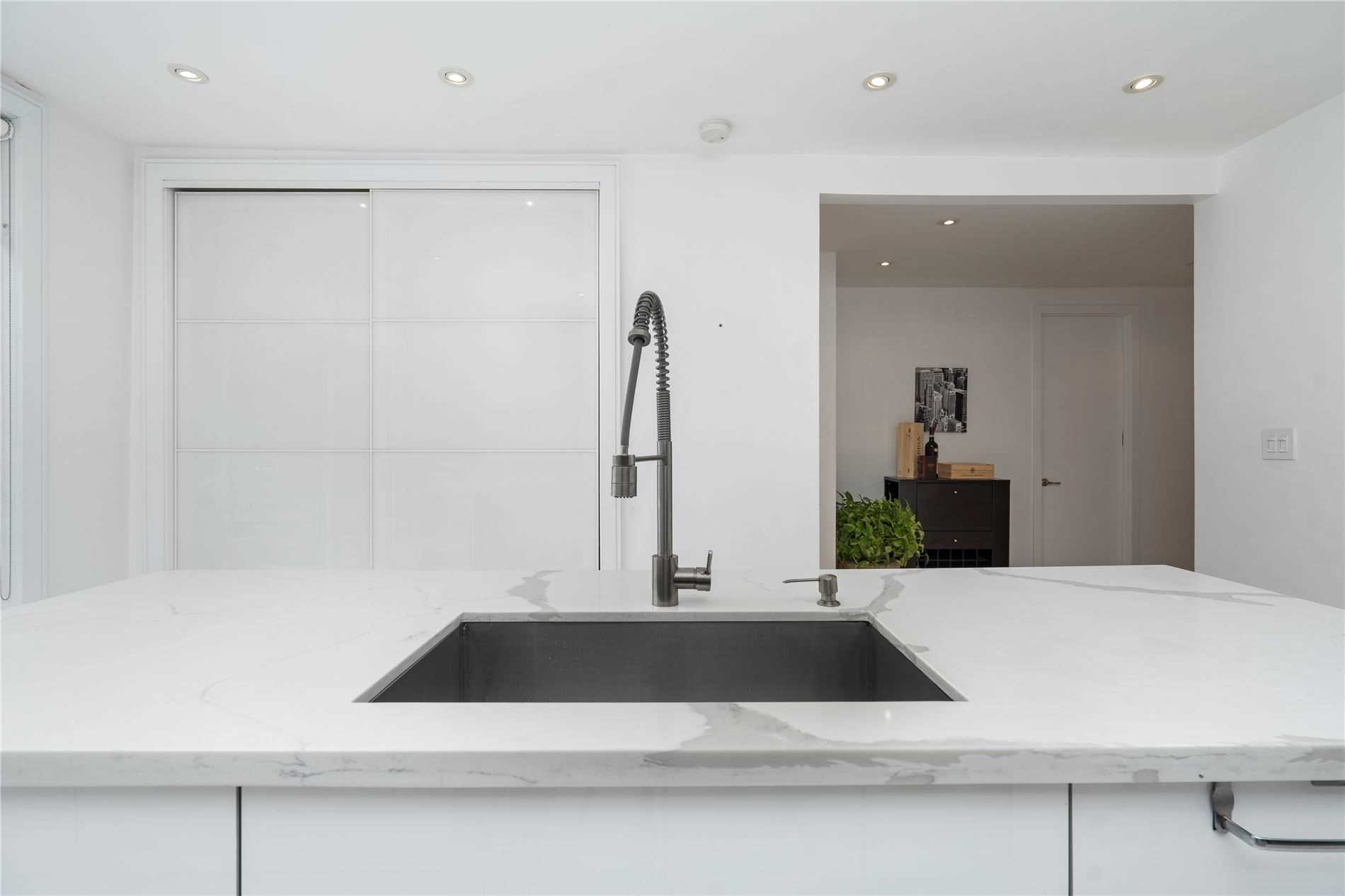 105 Mineola Rd W