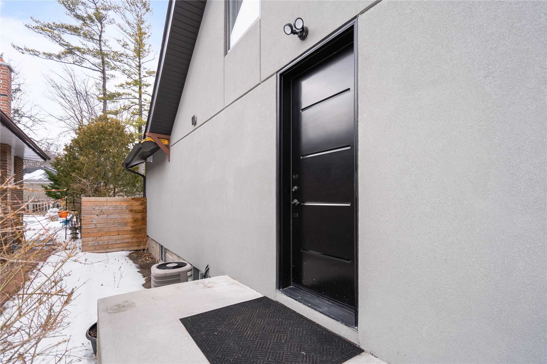105 Mineola Rd W
