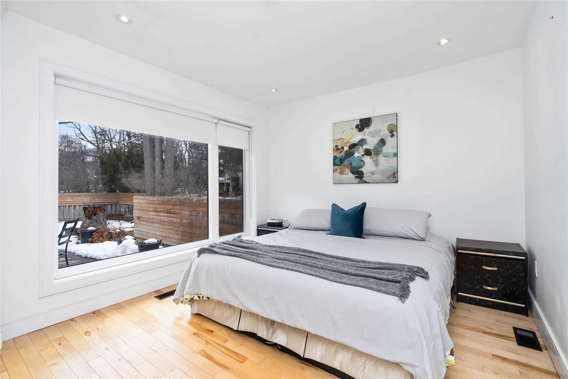 105 Mineola Rd W
