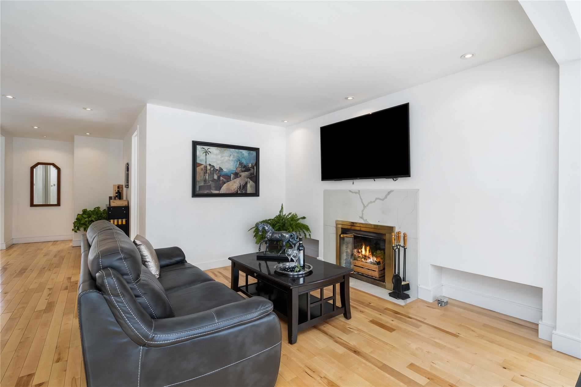 105 Mineola Rd W