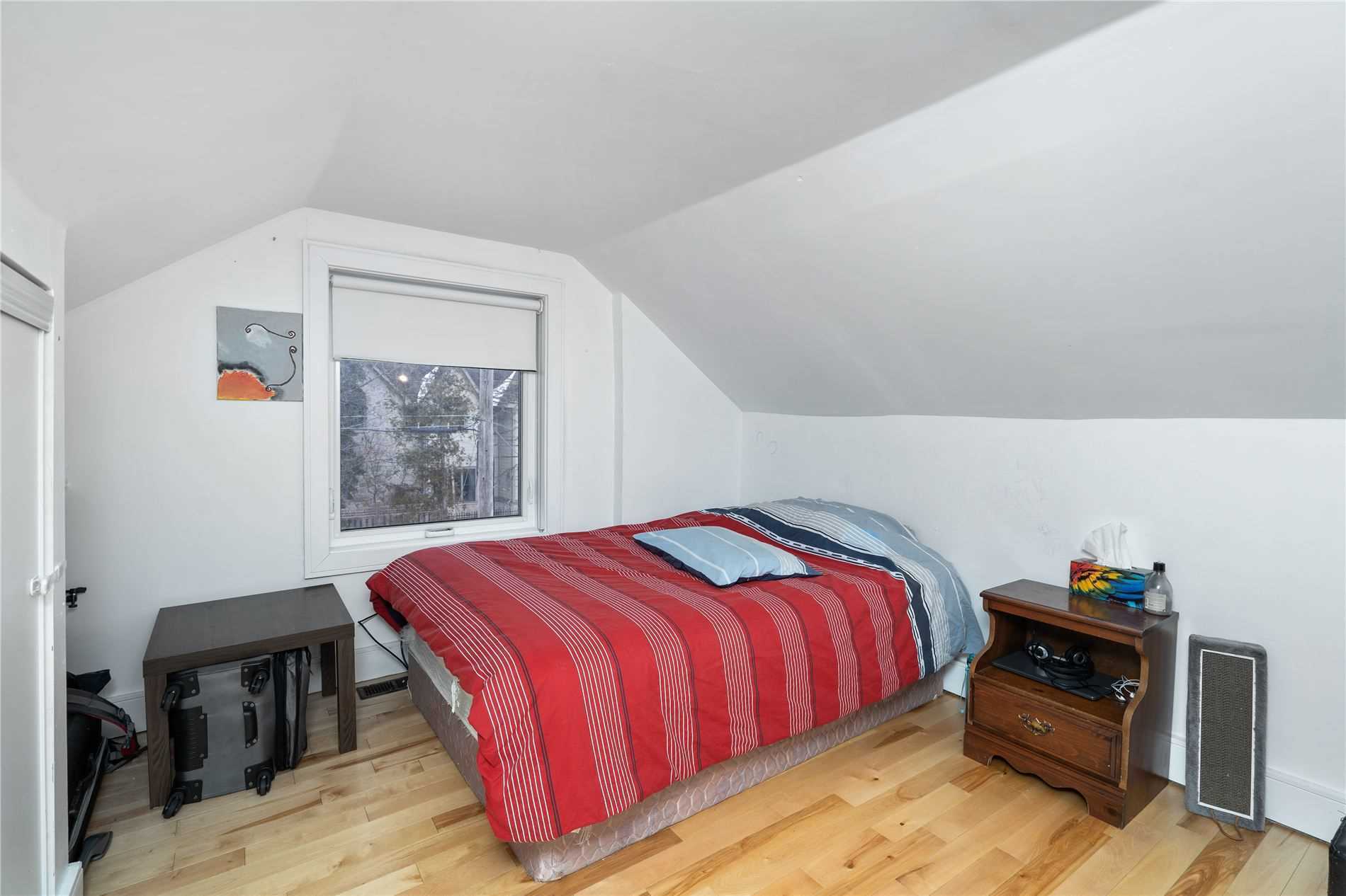 105 Mineola Rd W