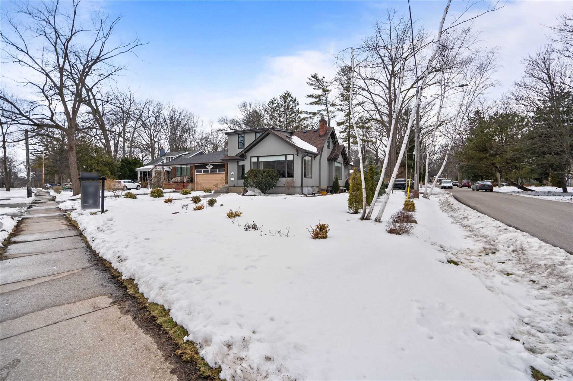 105 Mineola Rd W
