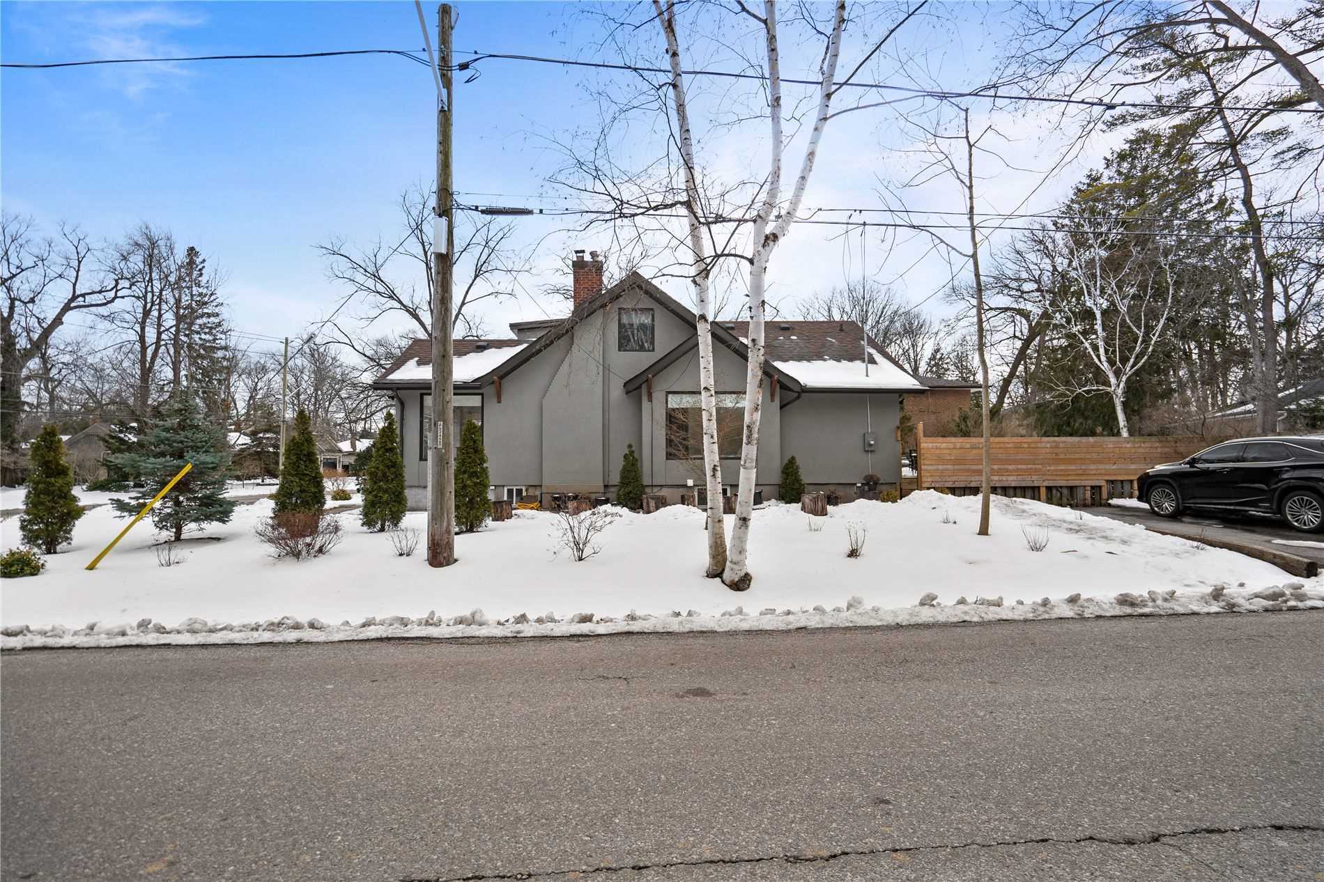 105 Mineola Rd W
