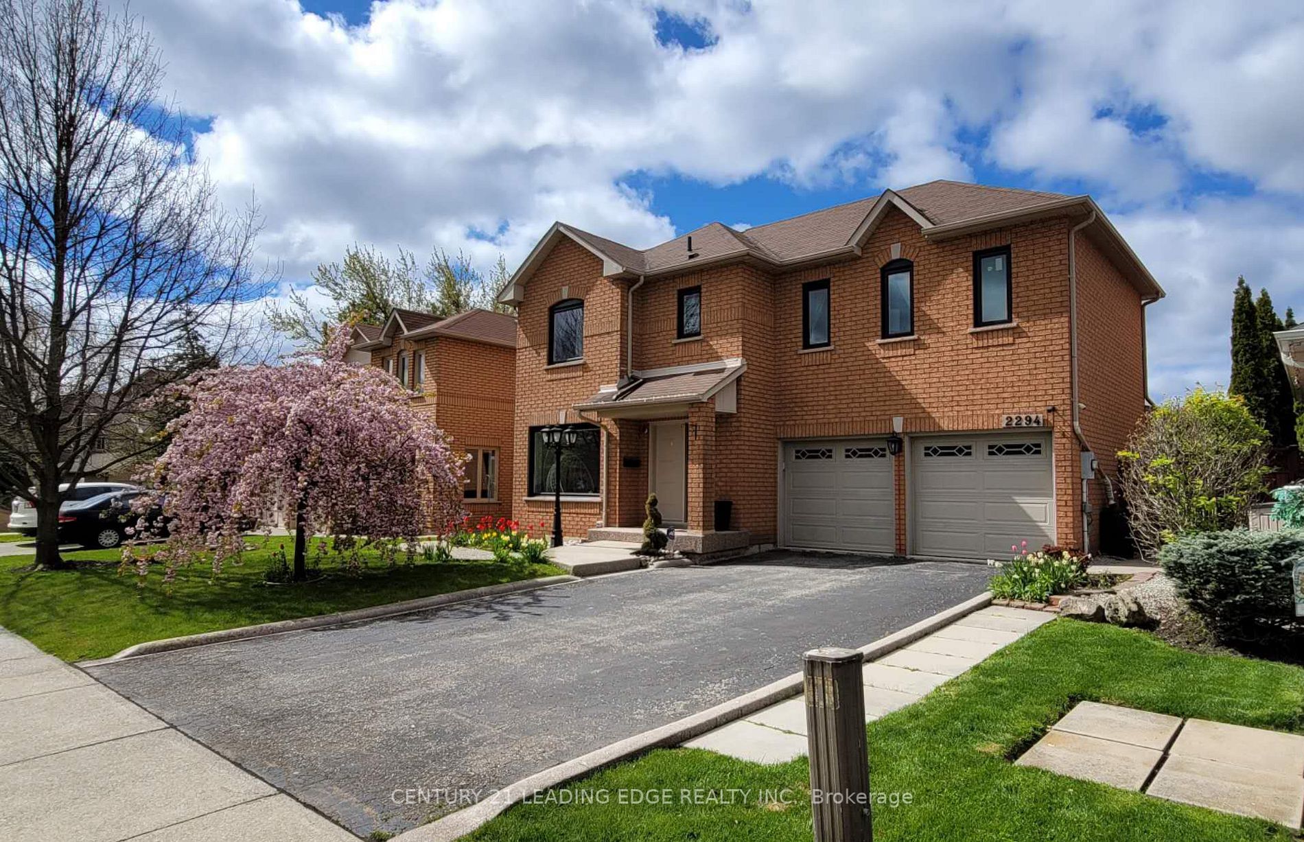 2294 Mowat Ave