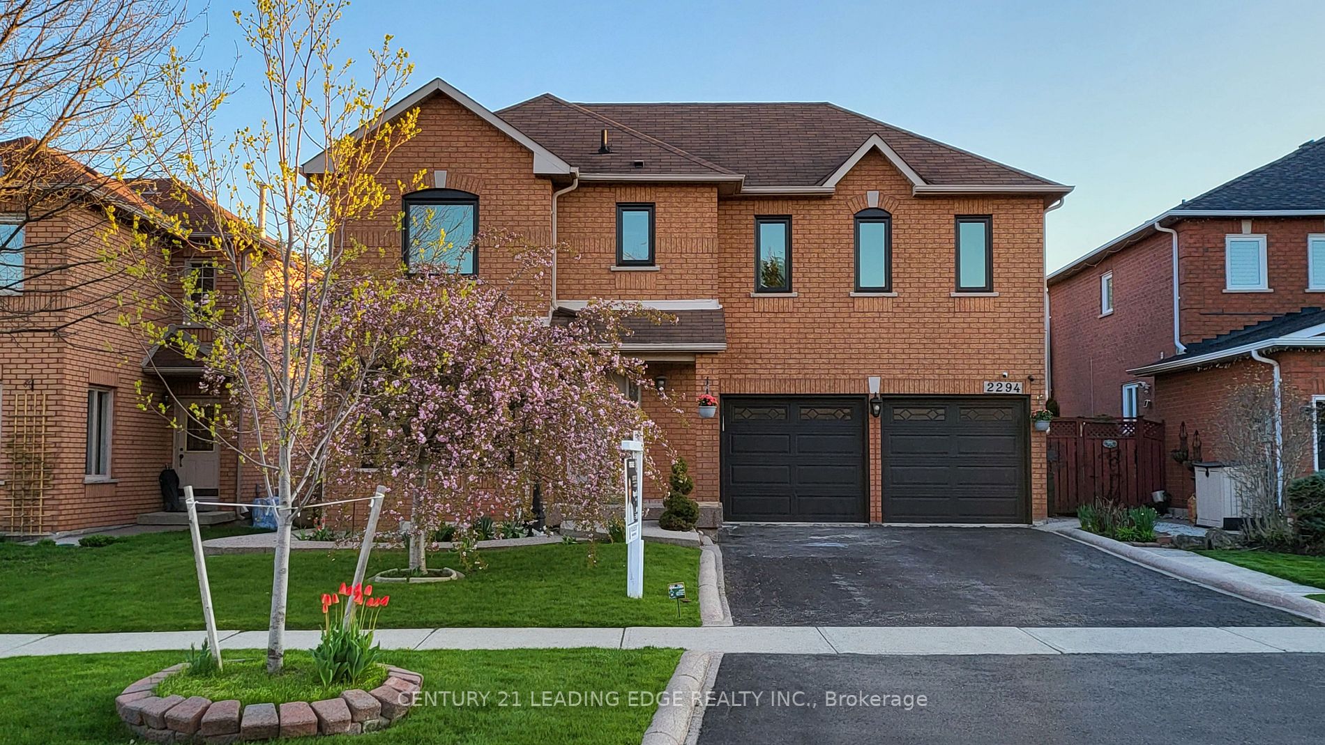 2294 Mowat Ave