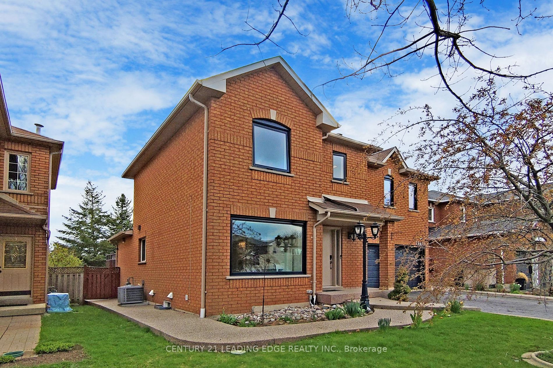 2294 Mowat Ave