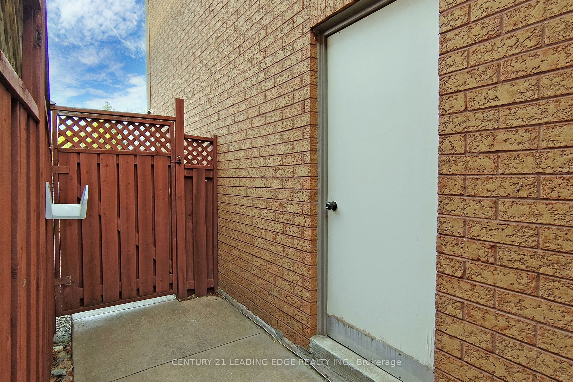 2294 Mowat Ave