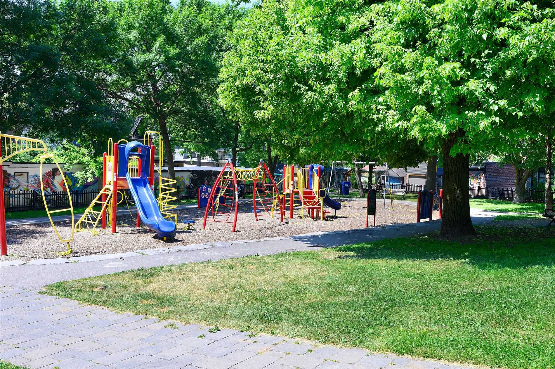 1995 Dundas St W
