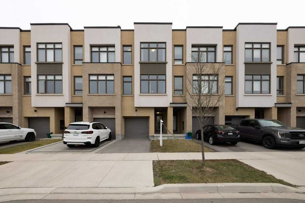 220 Squire Crescent