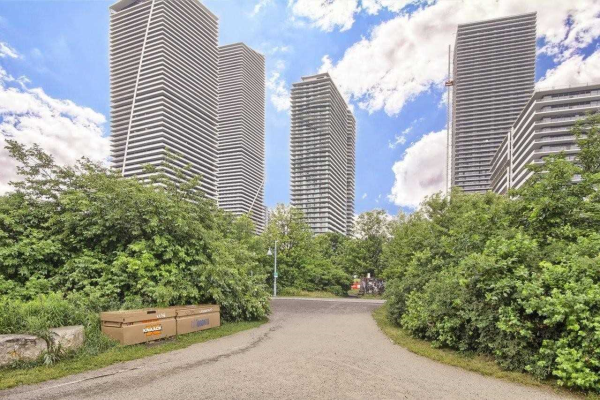 33 Shore Breeze Dr, Toronto
