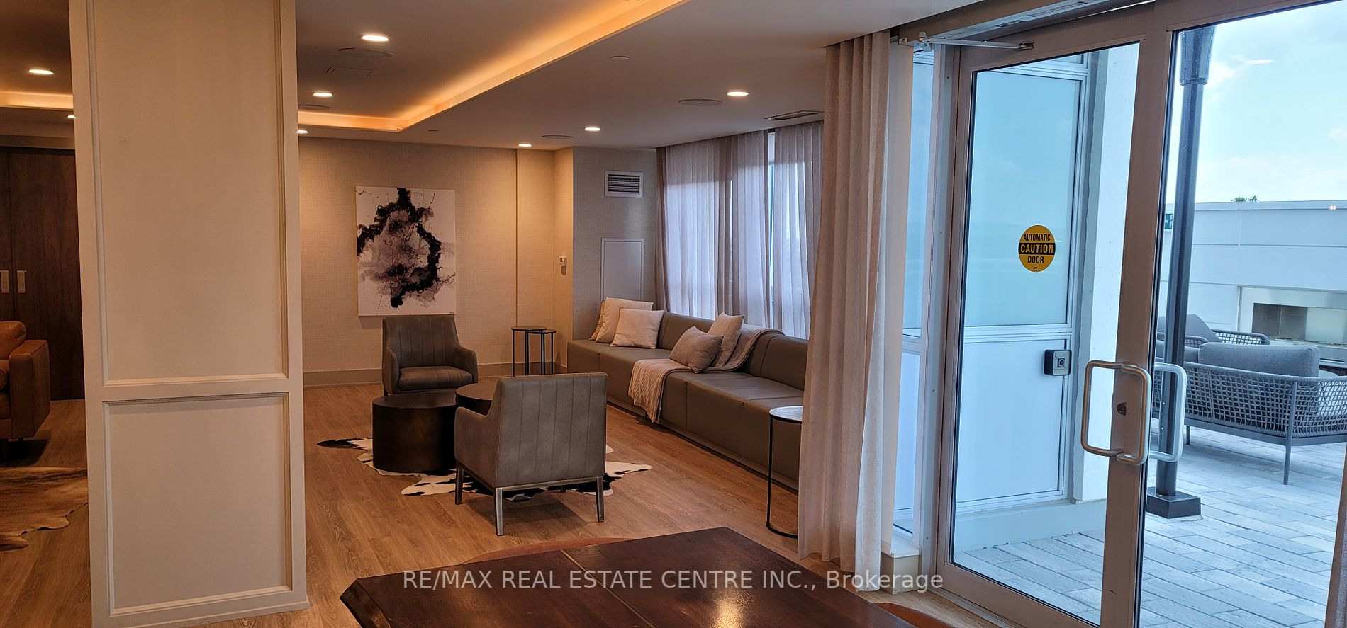1050 Main St E, #615