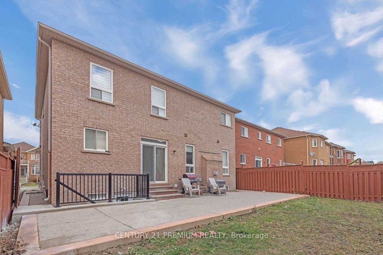 19 Outlook Ave