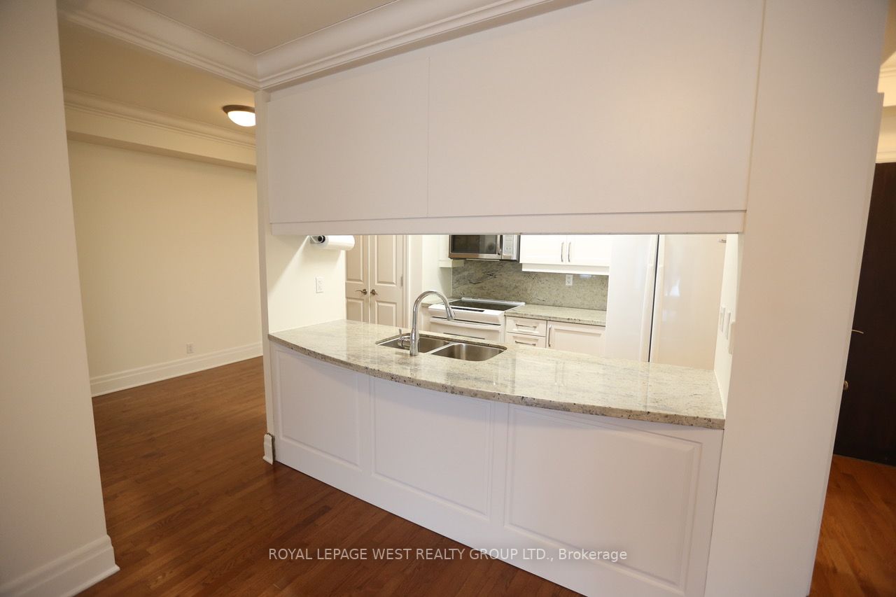 9 Burnhamthorpe Cres, #410