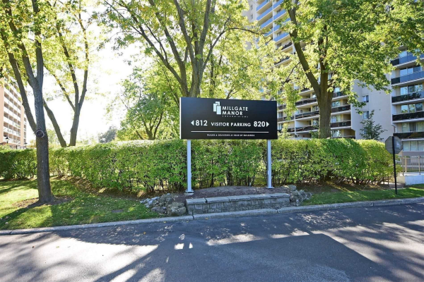 820 Burnhamthorpe Rd, Toronto