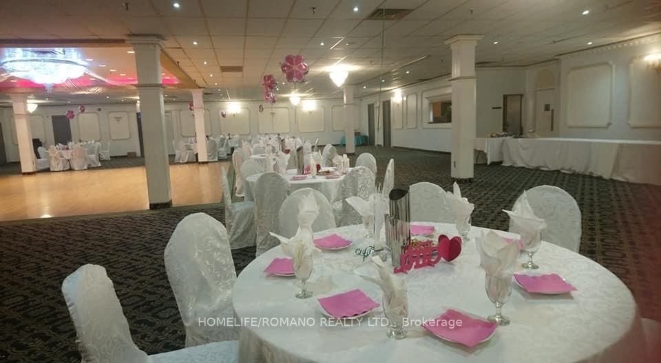 4611 Steeles Ave W