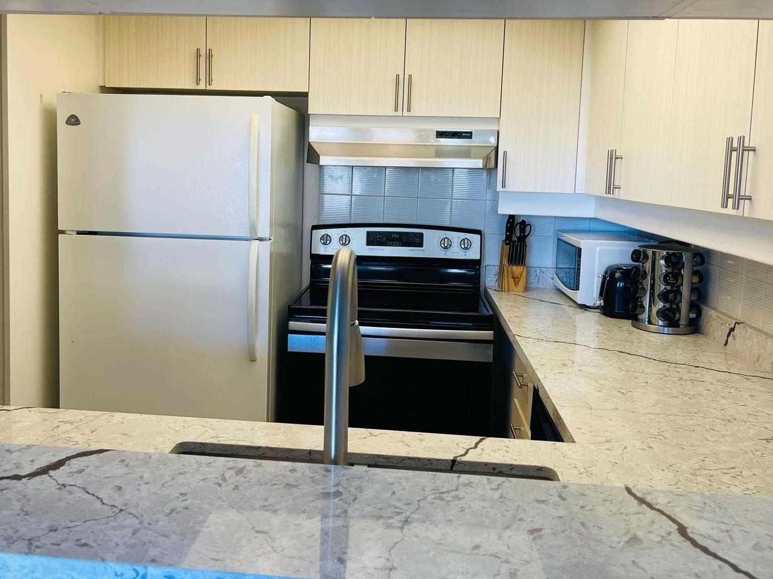 75 King St E, #407