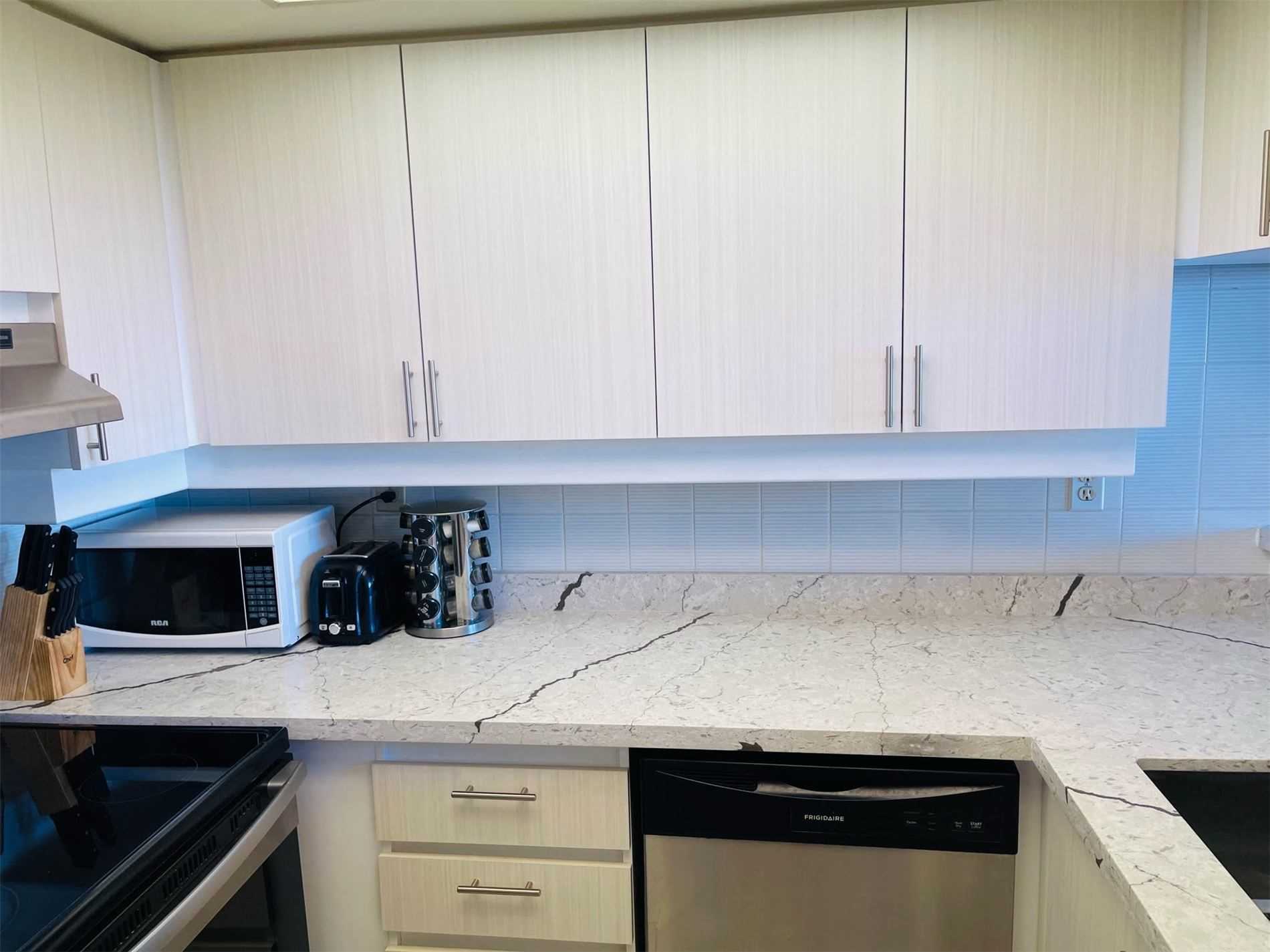 75 King St E, #407