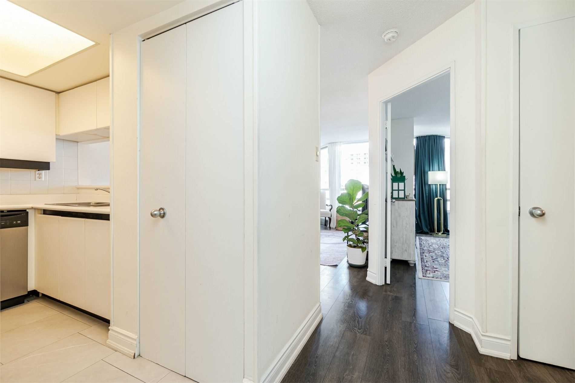 75 King St E, #407