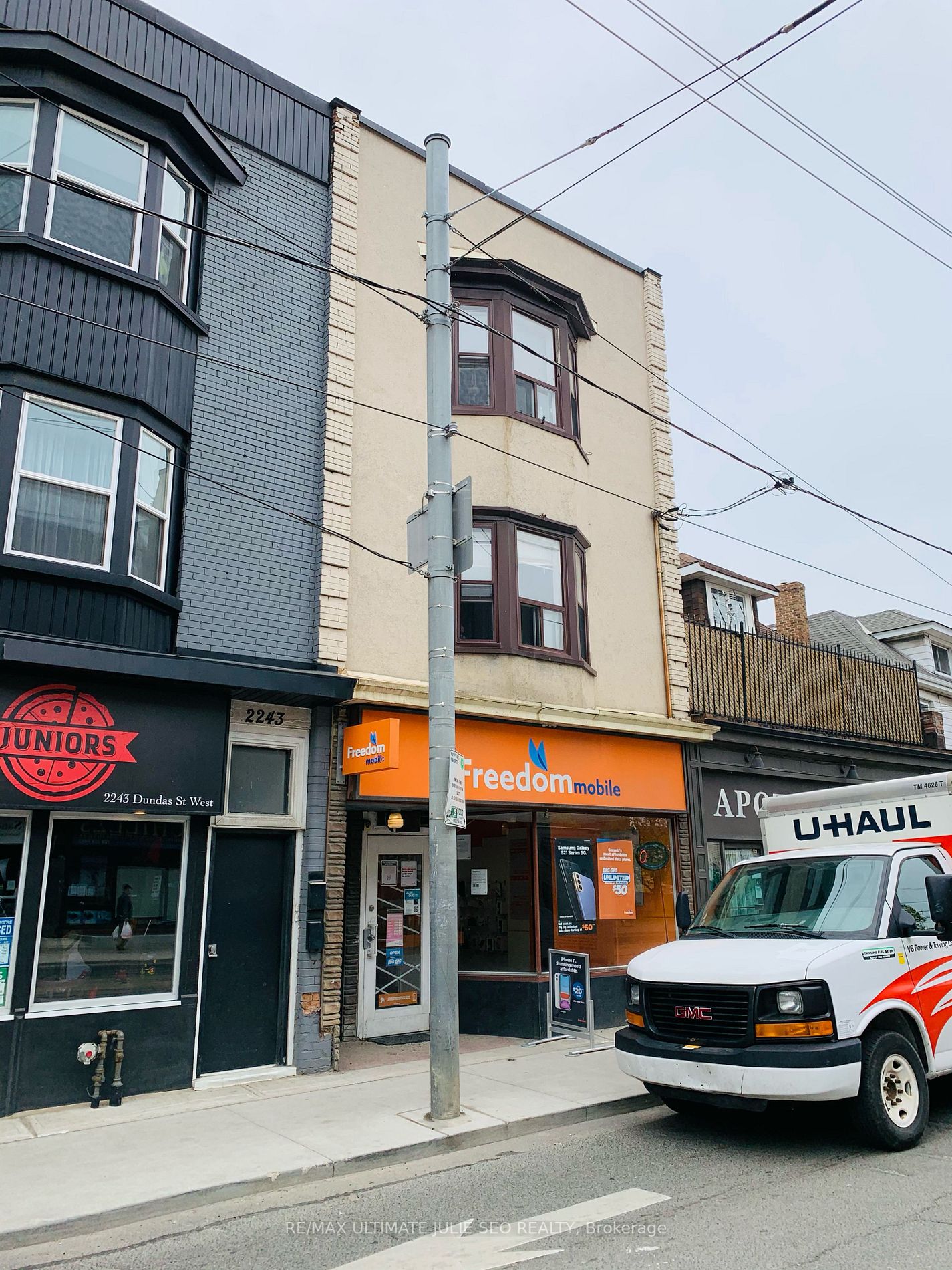 2245 Dundas St W