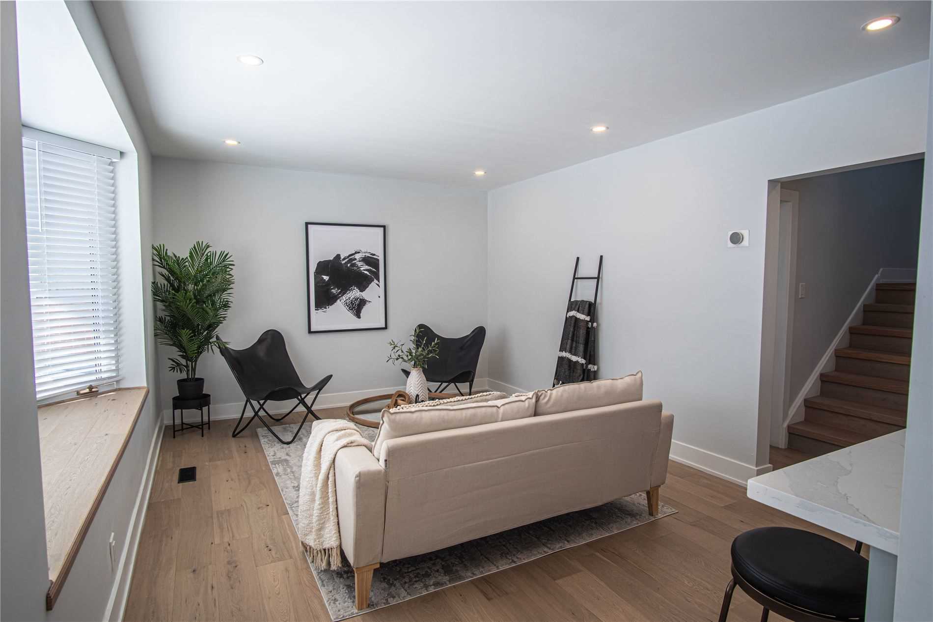 289 Elmwood Cres