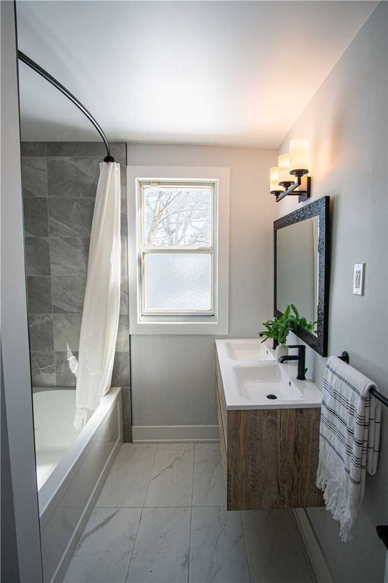 289 Elmwood Cres