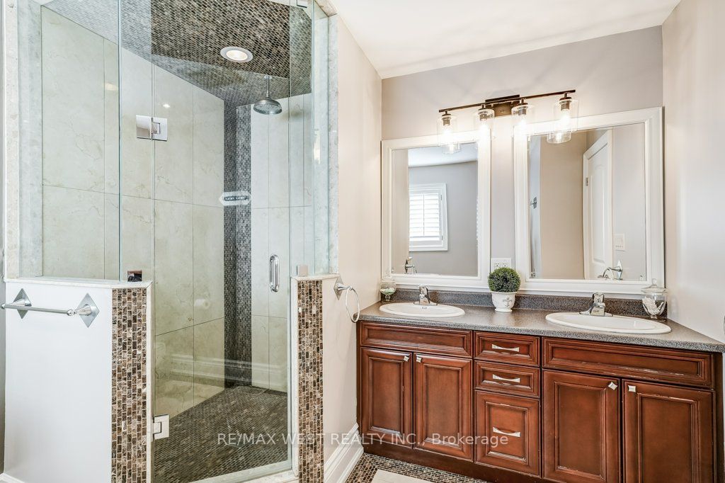 17 Antrim Crt
