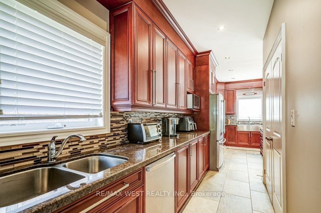 17 Antrim Crt