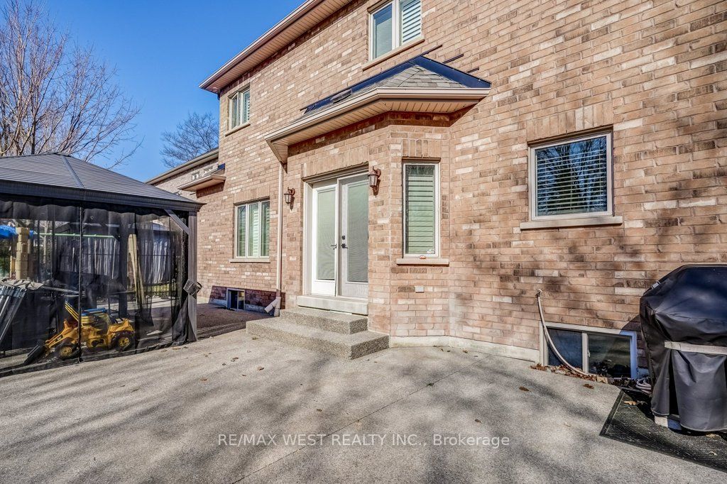 17 Antrim Crt