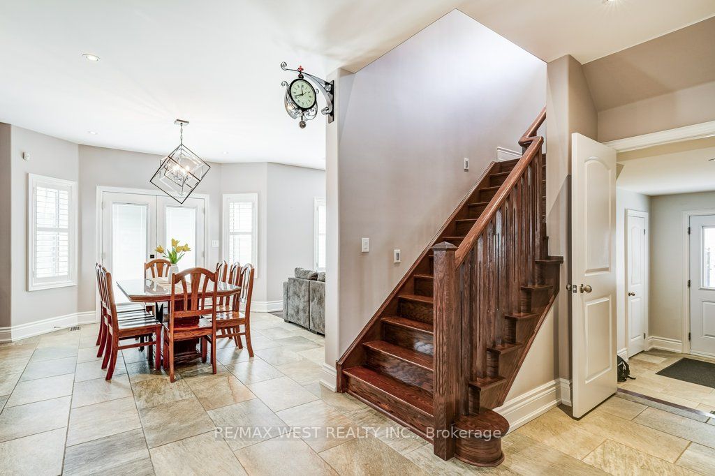 17 Antrim Crt