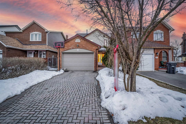 16 Buckland Way, Brampton
