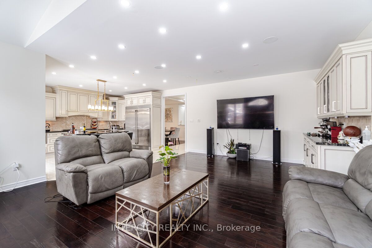 4 Ingleborough Dr