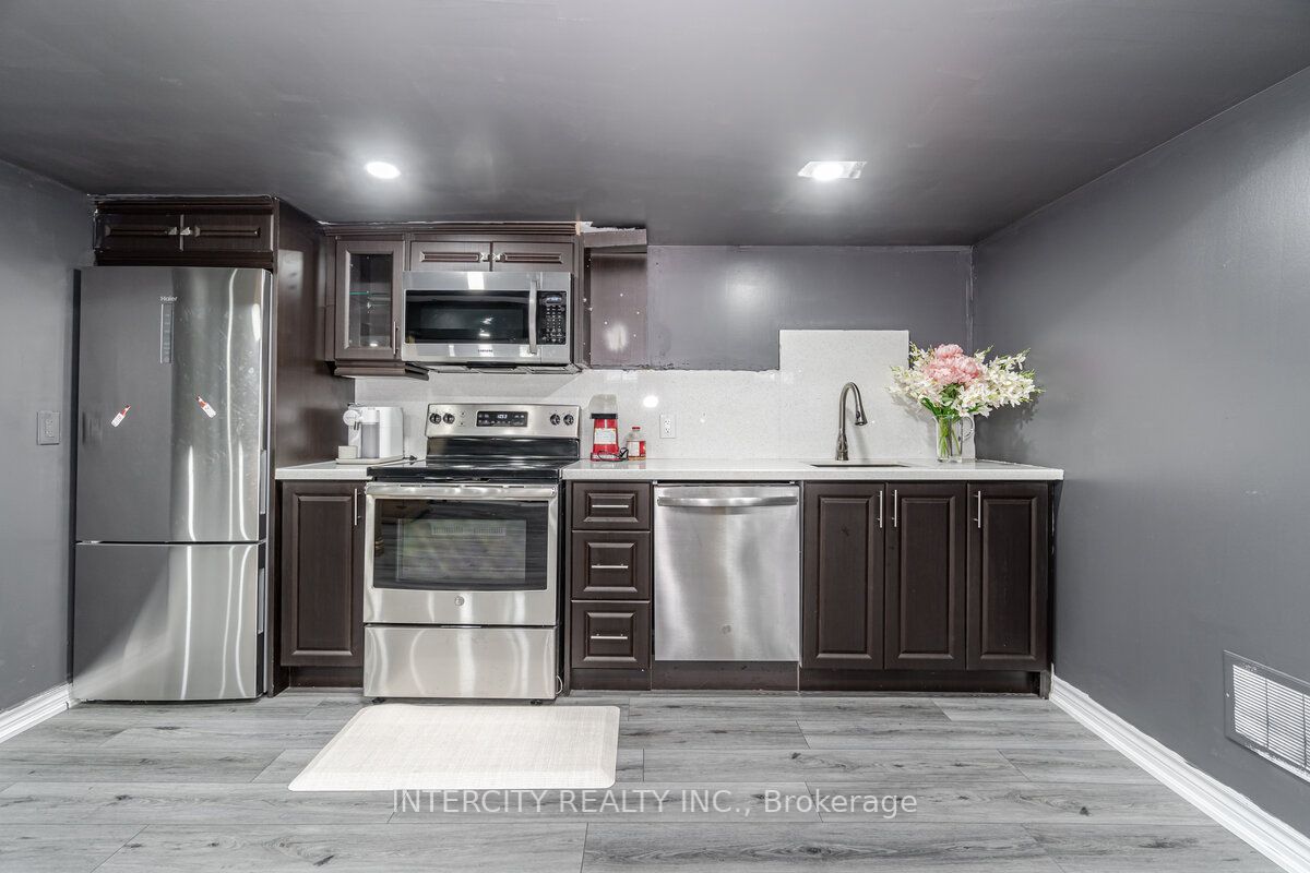 4 Ingleborough Dr