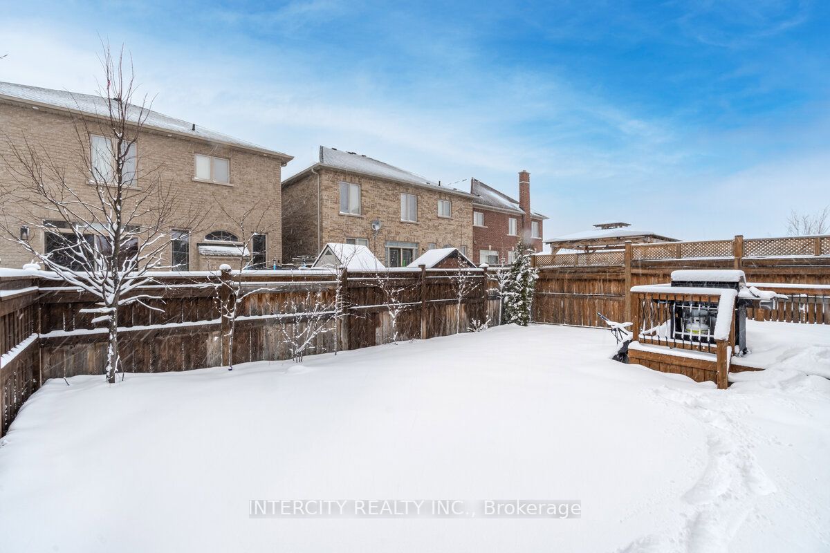 4 Ingleborough Dr