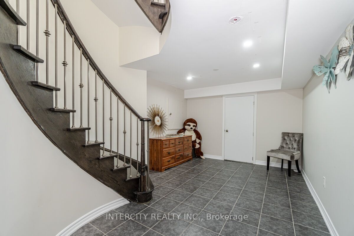 4 Ingleborough Dr