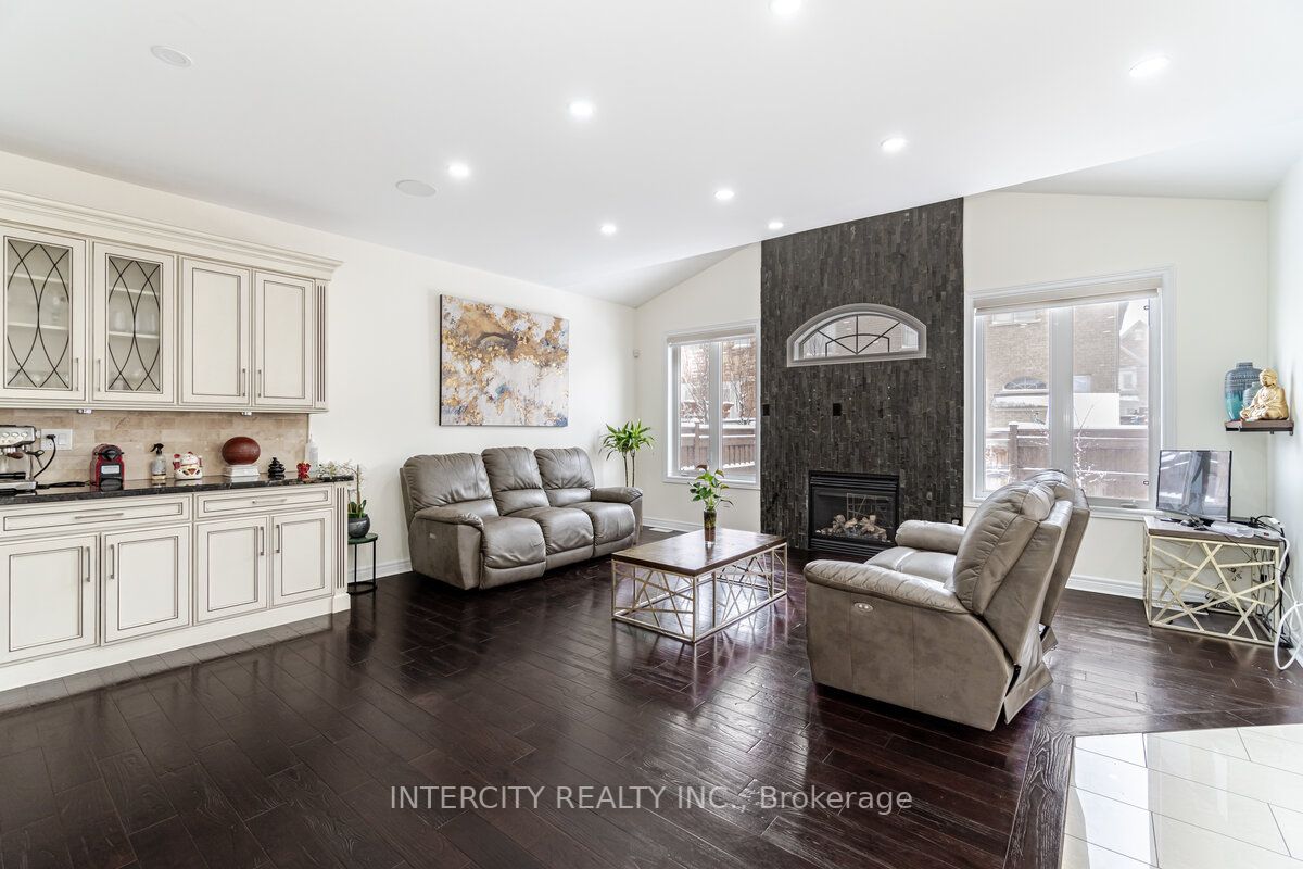 4 Ingleborough Dr