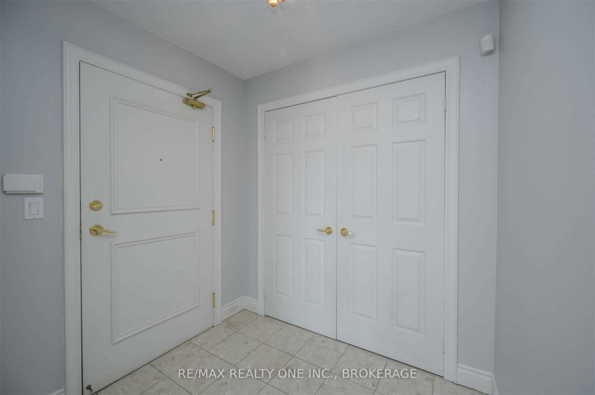 442 Maple Ave, #1001