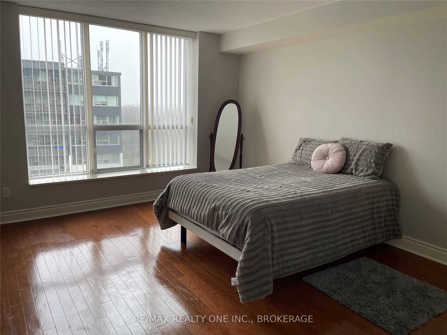 442 Maple Ave, #1001