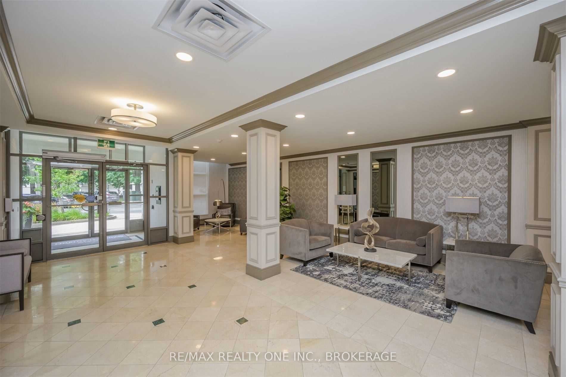 442 Maple Ave, #1001
