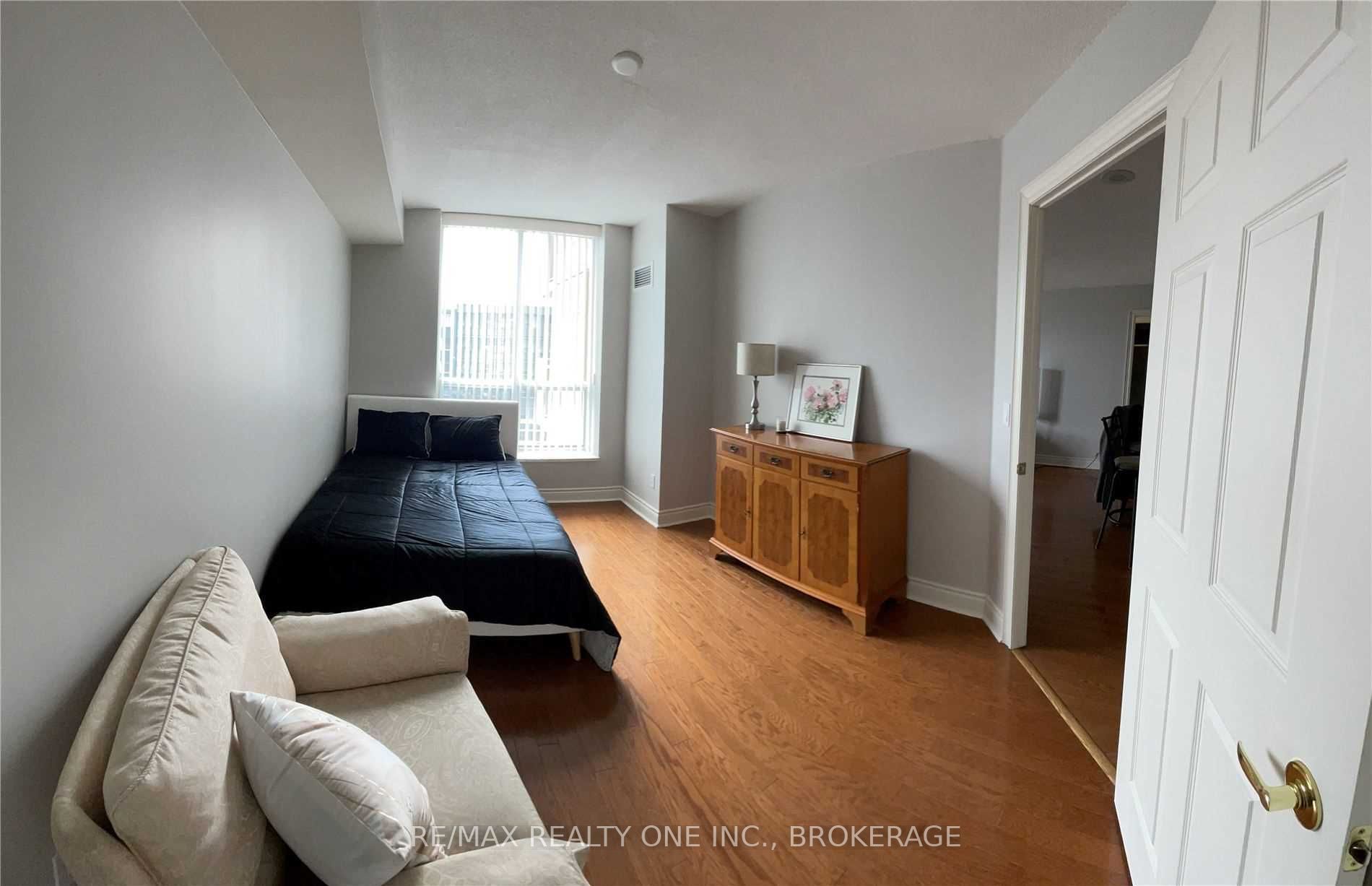 442 Maple Ave, #1001