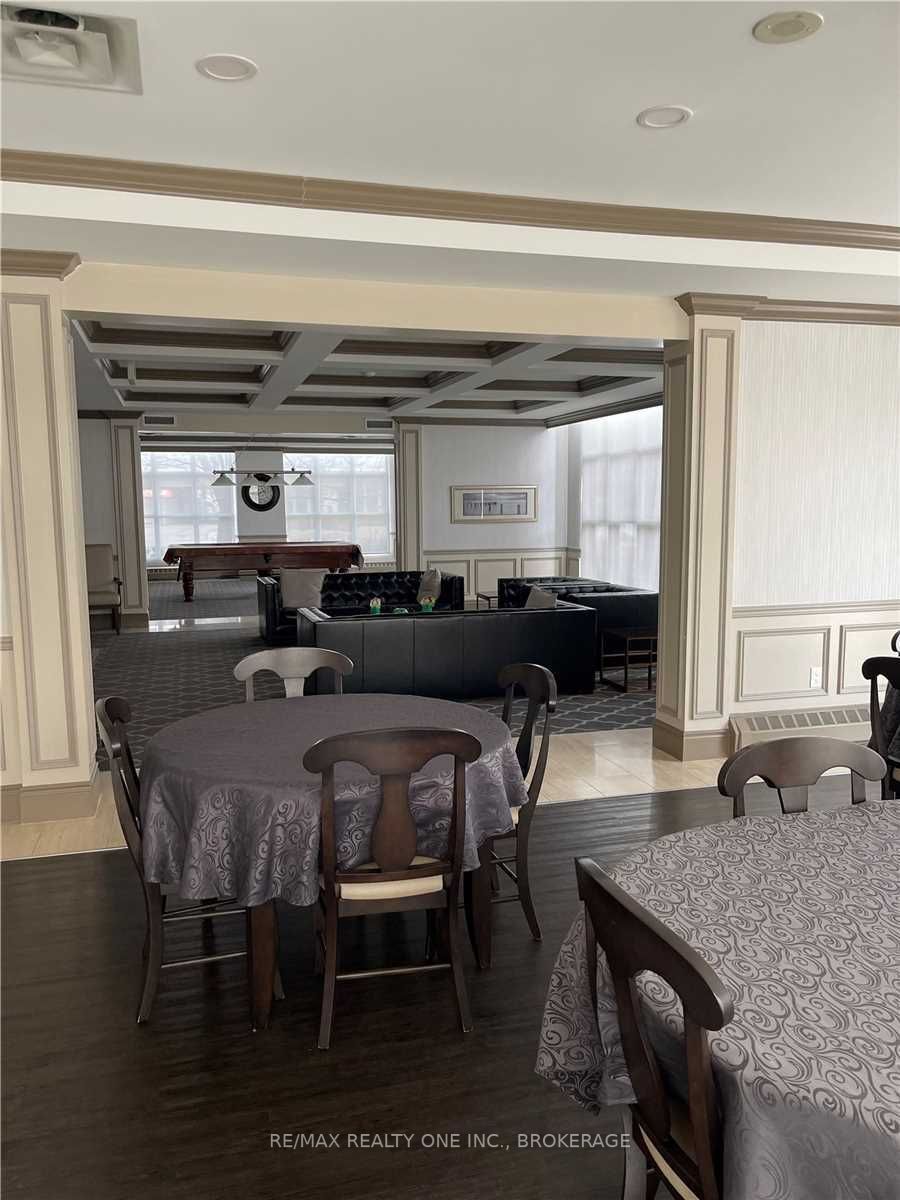 442 Maple Ave, #1001