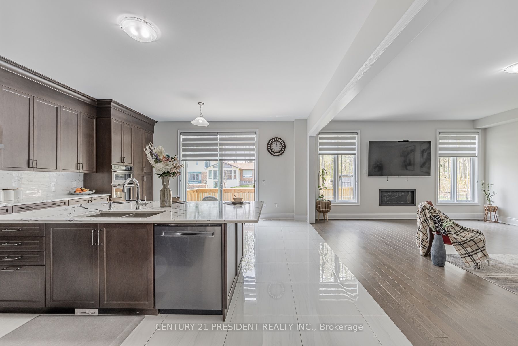 24 Daisy Meadow Cres W