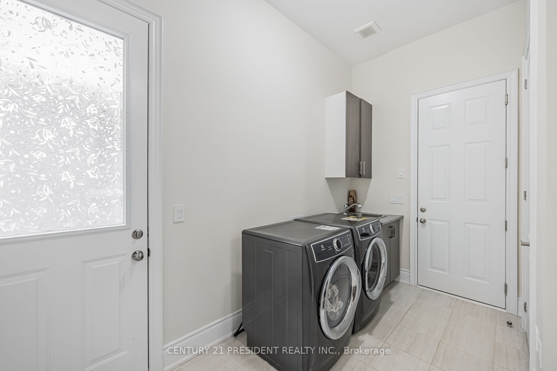 24 Daisy Meadow Cres W