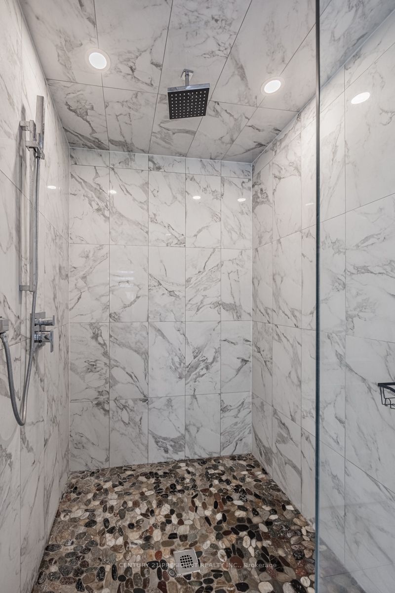 24 Daisy Meadow Cres W