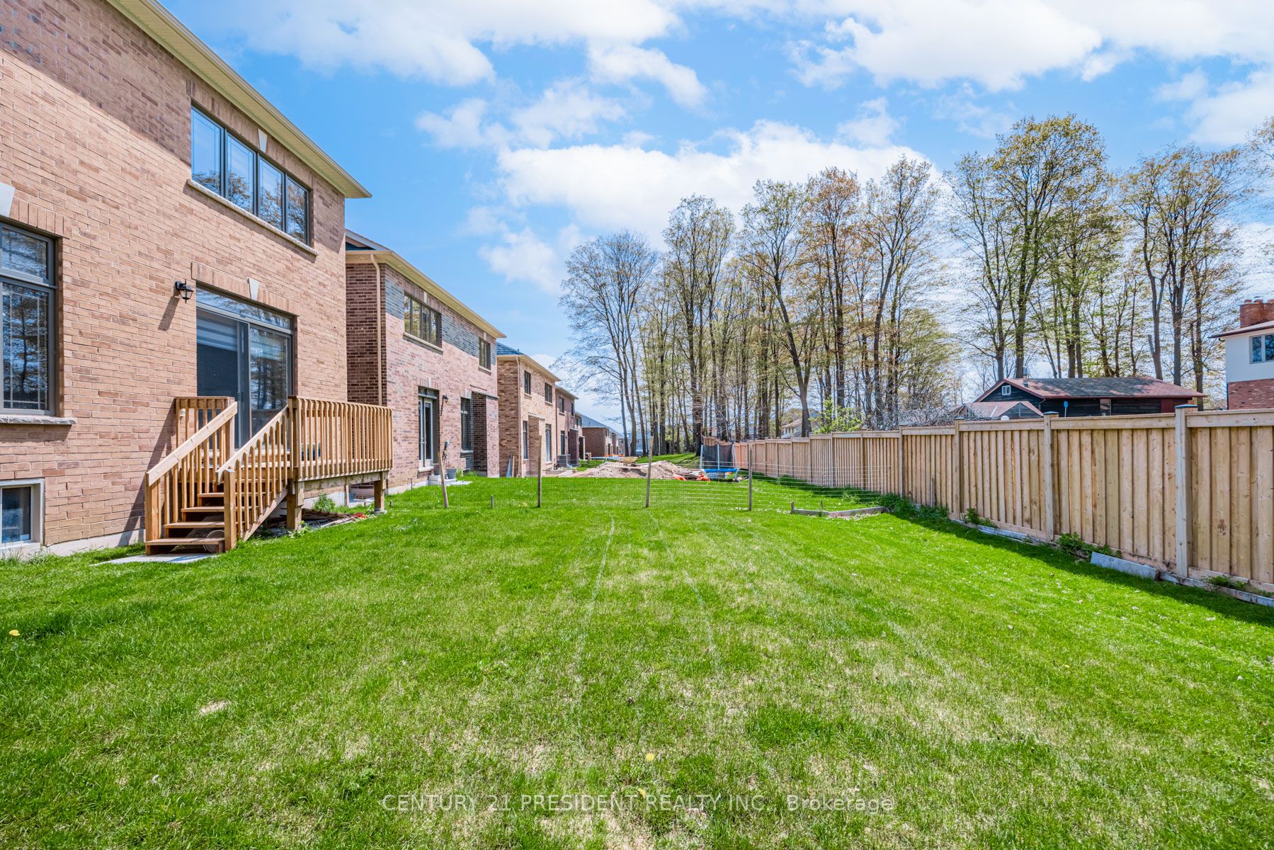 24 Daisy Meadow Cres W