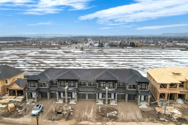 1508 Rose Way W, Milton