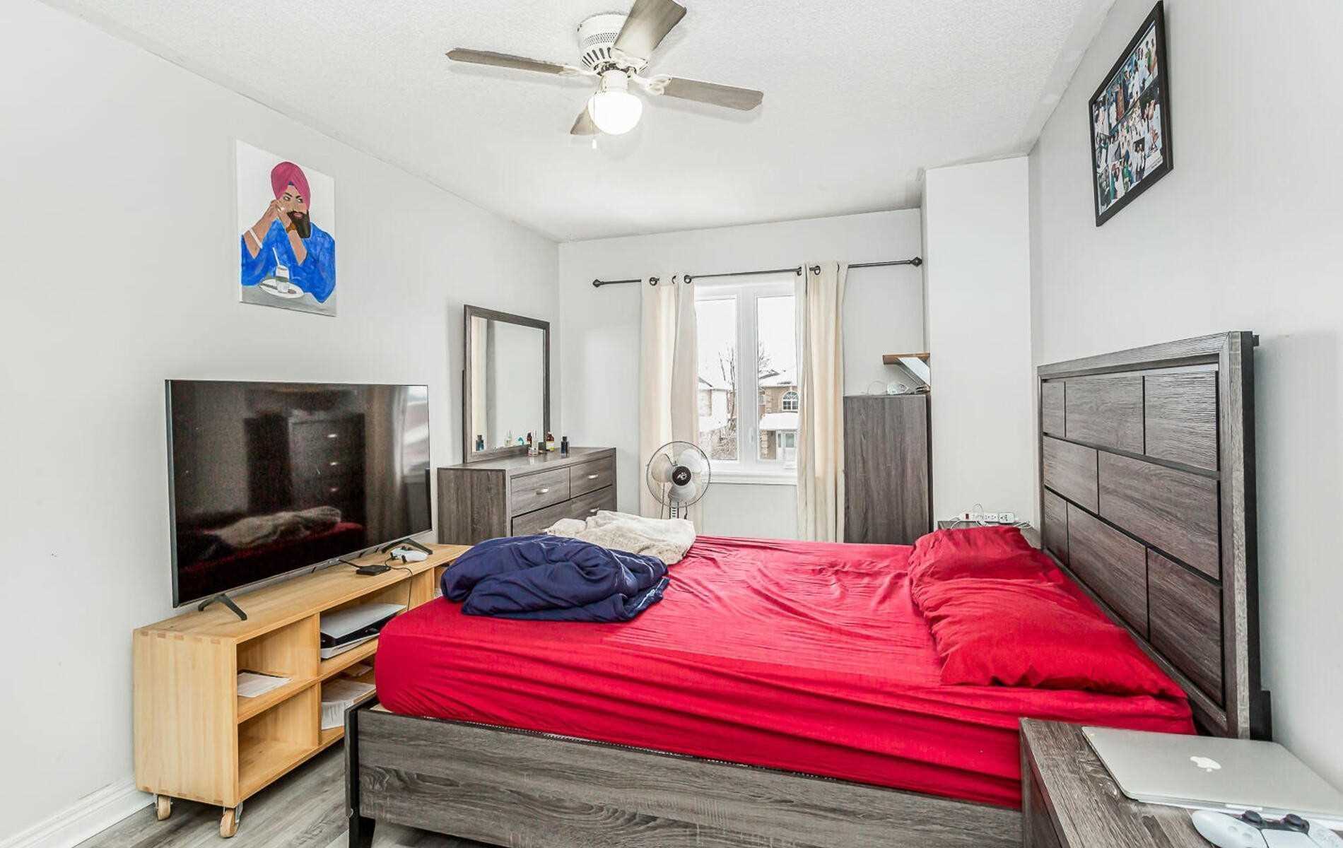 118 Mowat Cres
